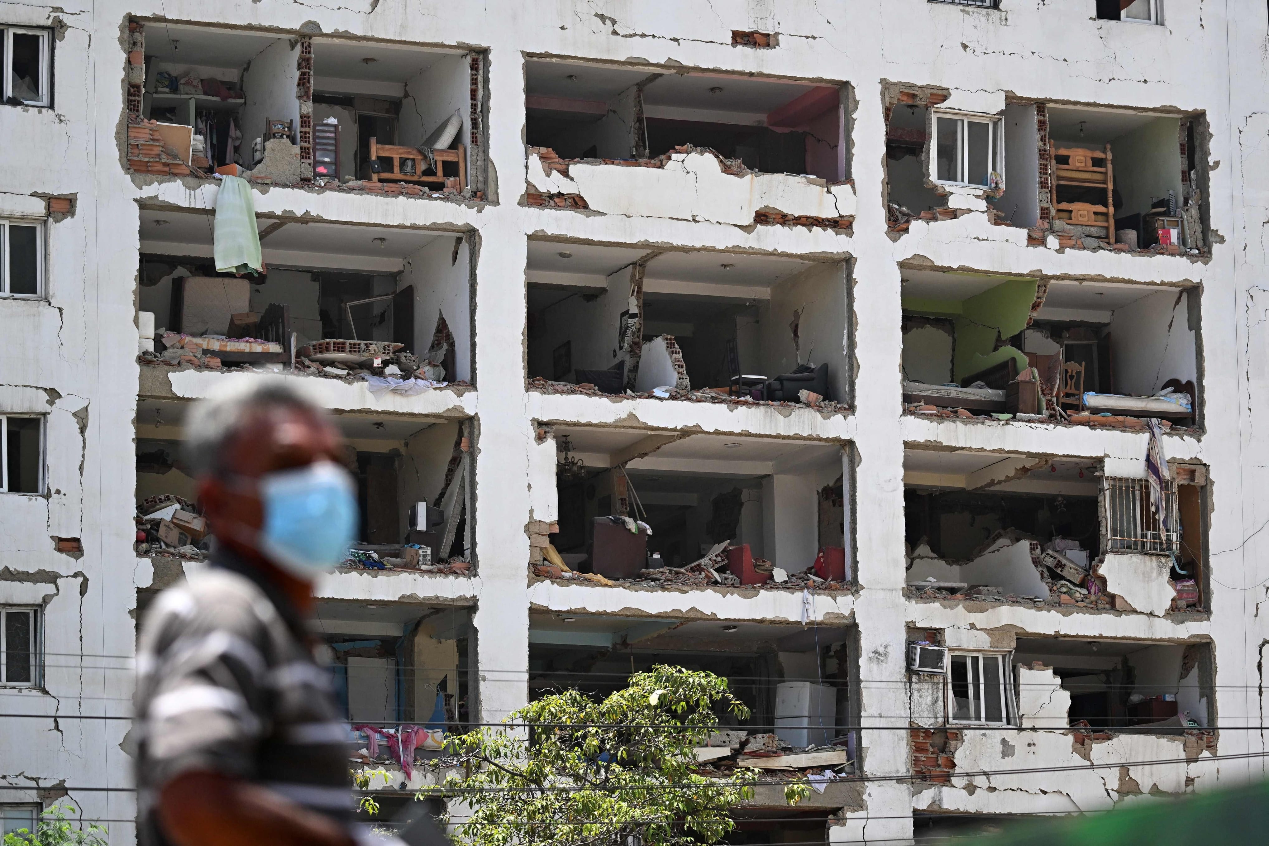 Equipos de rescate en los escombros de Caraballeda