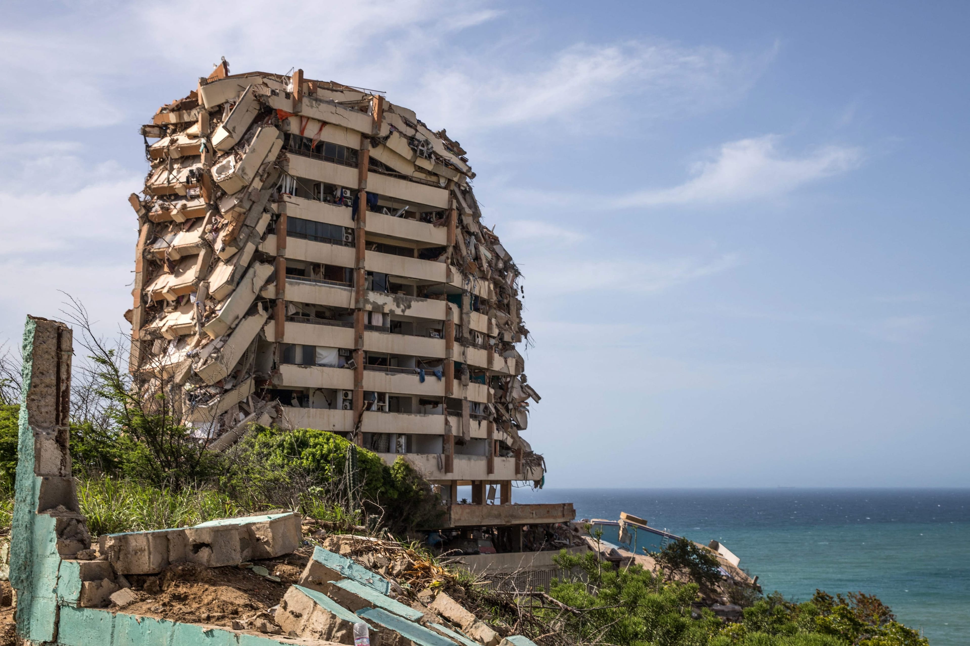 Edificios y vehículos calcinados en Caraballeda