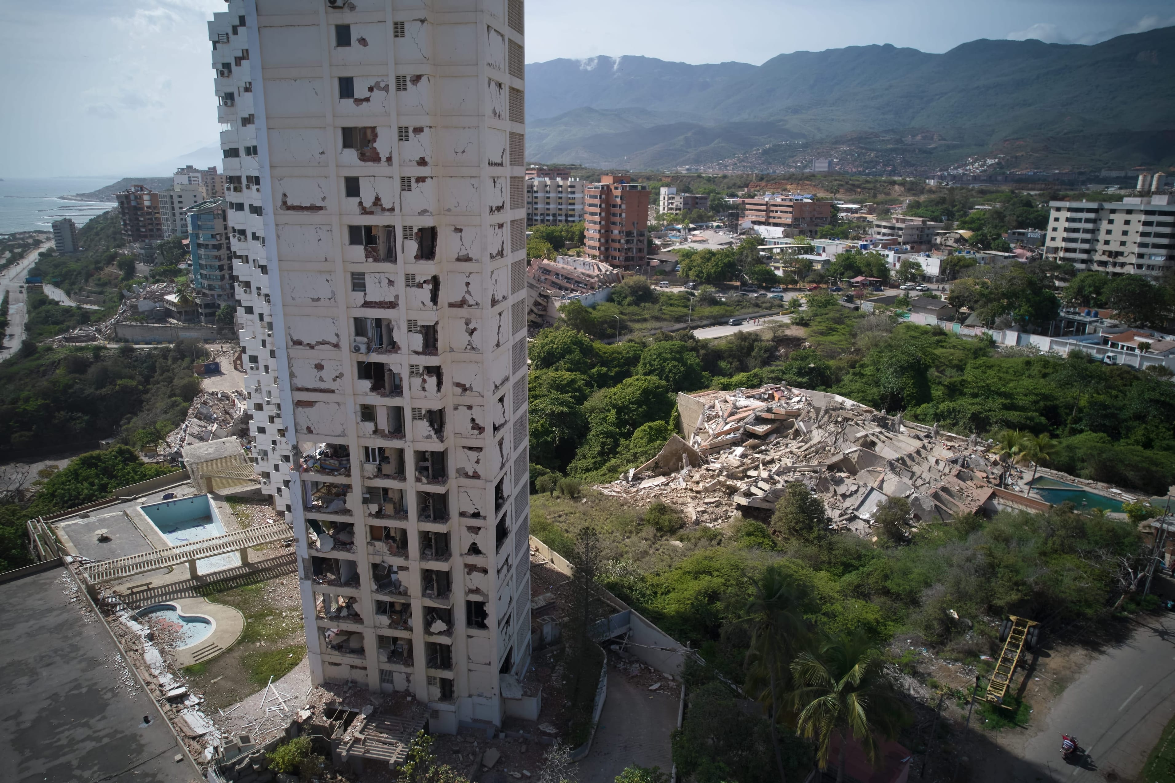 Edificios dañados en La Guaira tras los terremotos
