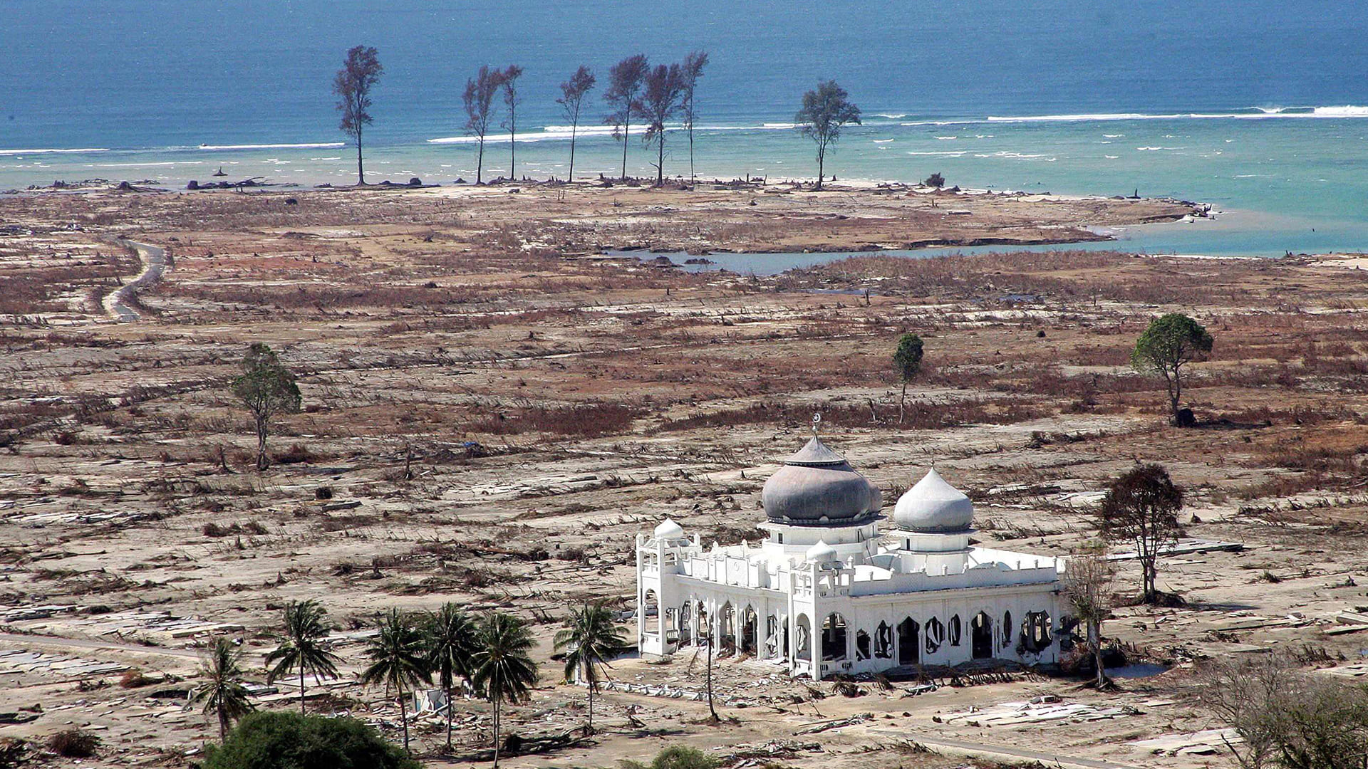 En la ciudad de Lhoknga, en Sumatra, apenas quedó en pie la mezquita