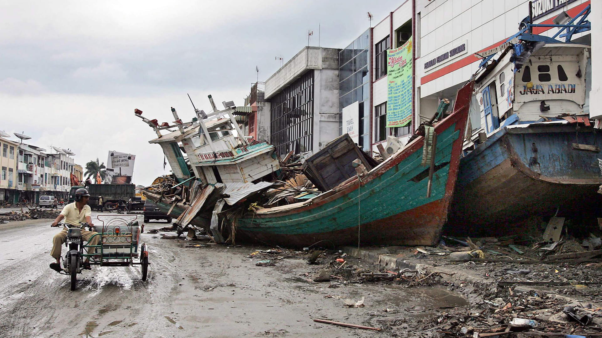 El tsunami llevó hasta las calles de Banda Aceh numerosos barcos