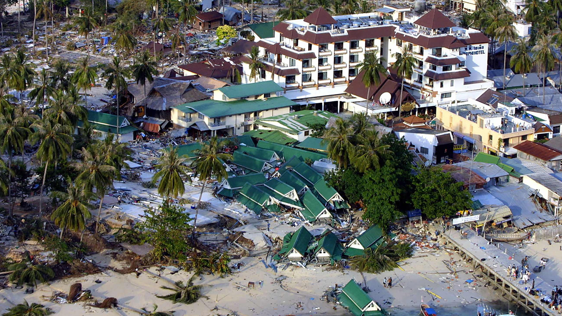 El tsunami arrasó la isla turística de Phi Phi, en Tailandia