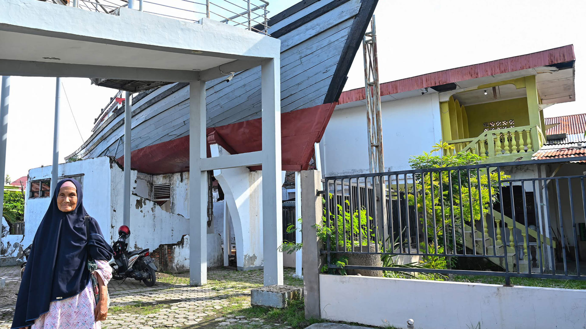 Algunos barcos arrastrados por el tsunami han sido conservados, como este en Banda Aceh